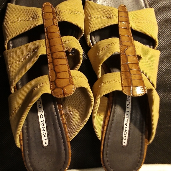 Donald J. Pliner - NWT- Open Toe Wedge, 3 Fabric Straps For Comfort, Size 7... - Picture 4 of 12